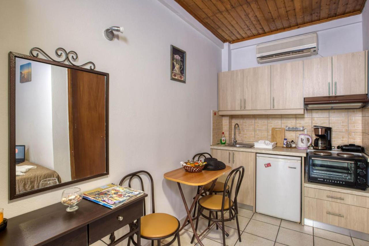 Christinas Apartments Ágios Matthaíos Bagian luar foto