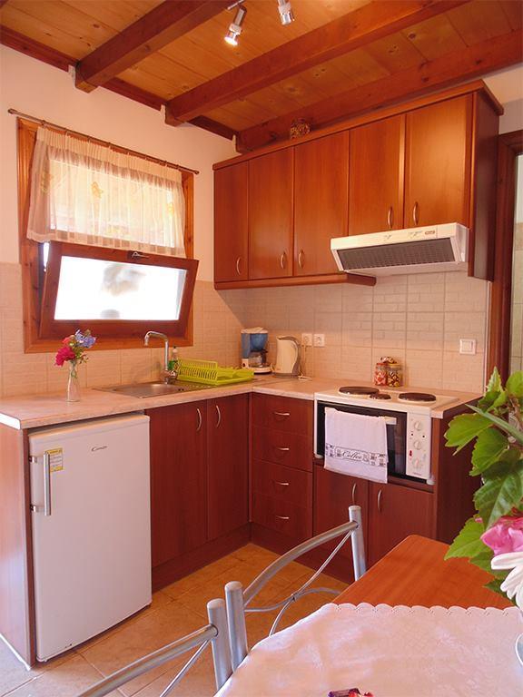 Christinas Apartments Ágios Matthaíos Bagian luar foto